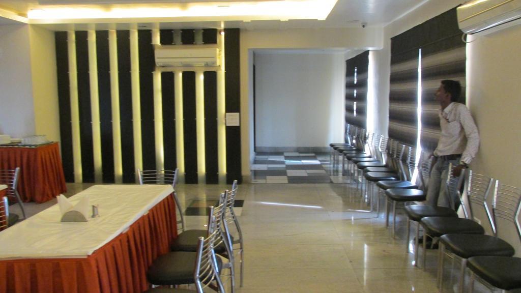 Отель The Sapphire Grand Варанаси Экстерьер фото